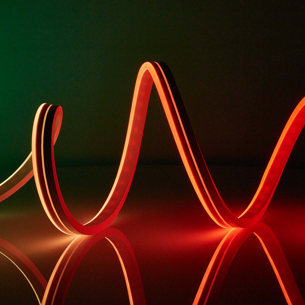 FITA LED NÉON 5M NEDIS SMARTLIFE RGB – ILUMINAÇÃO COLORIDA E CONTROLE VIA WIFI PARA AMBIENTES MODERNOS