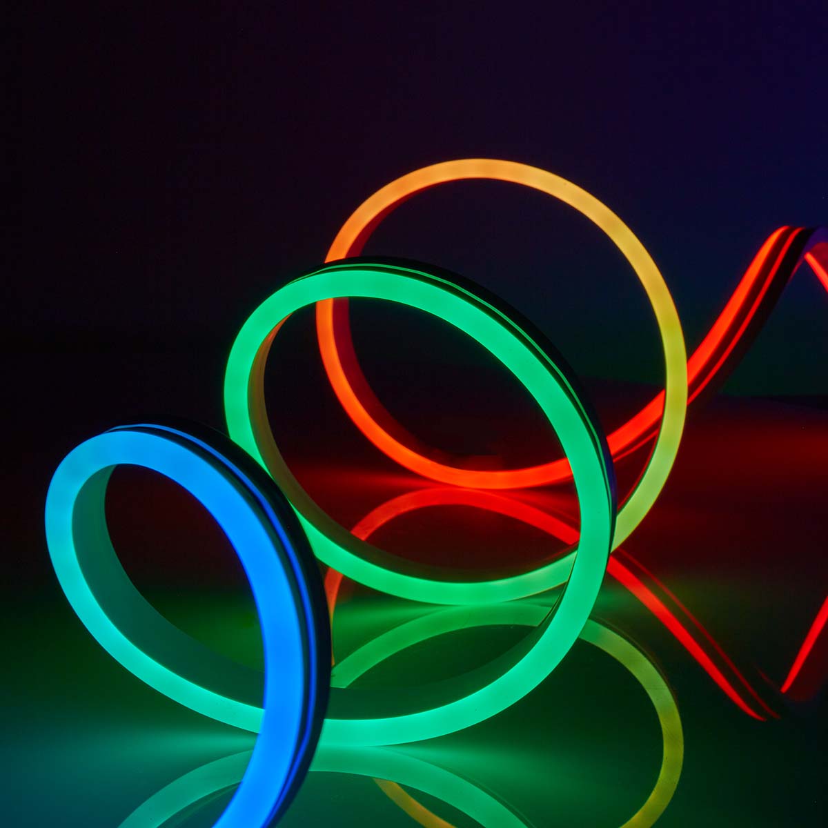 FITA LED NÉON 5M NEDIS SMARTLIFE RGB – ILUMINAÇÃO COLORIDA E CONTROLE VIA WIFI PARA AMBIENTES MODERNOS