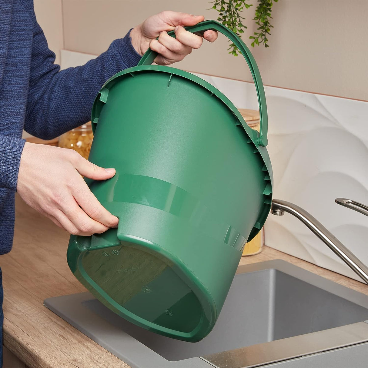 Balde Spontex Eco Green Materiais 100% reciclados com alça embutida no fundo do balde, capacidade de 10L, 19800212, verde