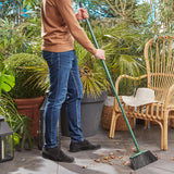 Vassoura externa Spontex feita de materiais 100% reciclados com cabo telescópico, 2 tipos diferentes de cerdas